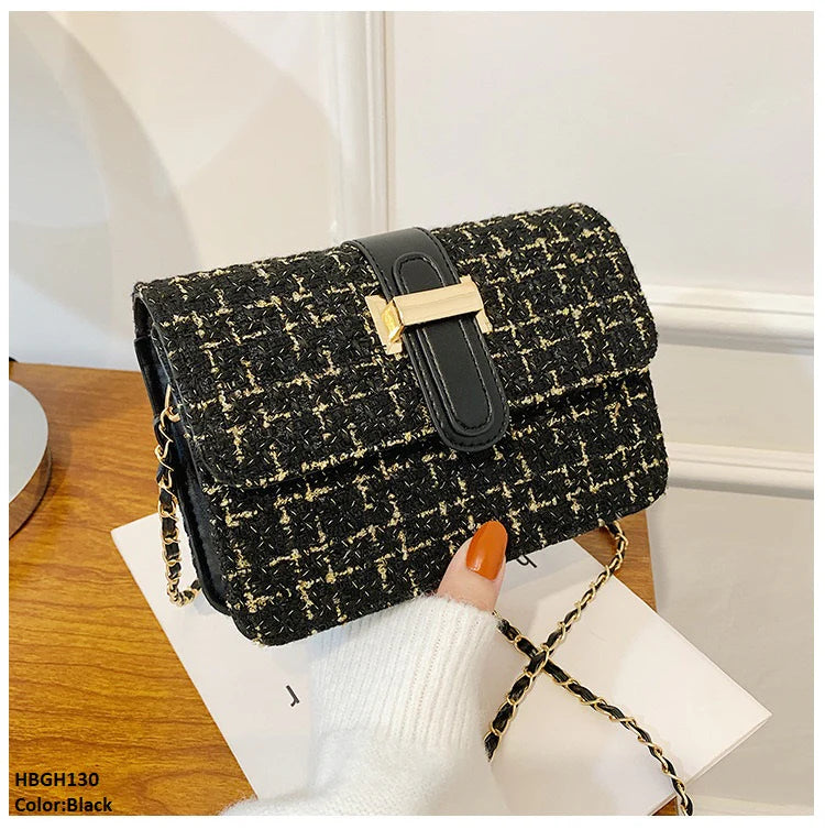 Chic Tweed Flap Bag: A timeless touch of elegance