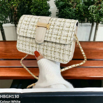 Chic Tweed Flap Bag: A timeless touch of elegance